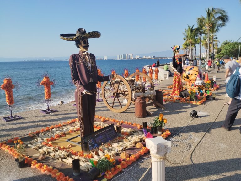 Dive into Día de los Muertos: Costumes, Cuisine, and Culture in Mexico